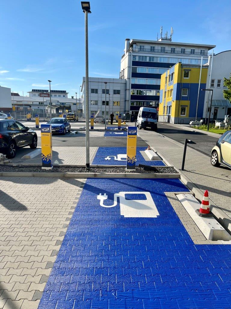 Parkplatzmarkierung mit PREMARK an einer E-Ladestation