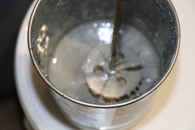 Reparaturmaterial wird mit der Spachtel abgezogen und die Betonoberfläche geglättet